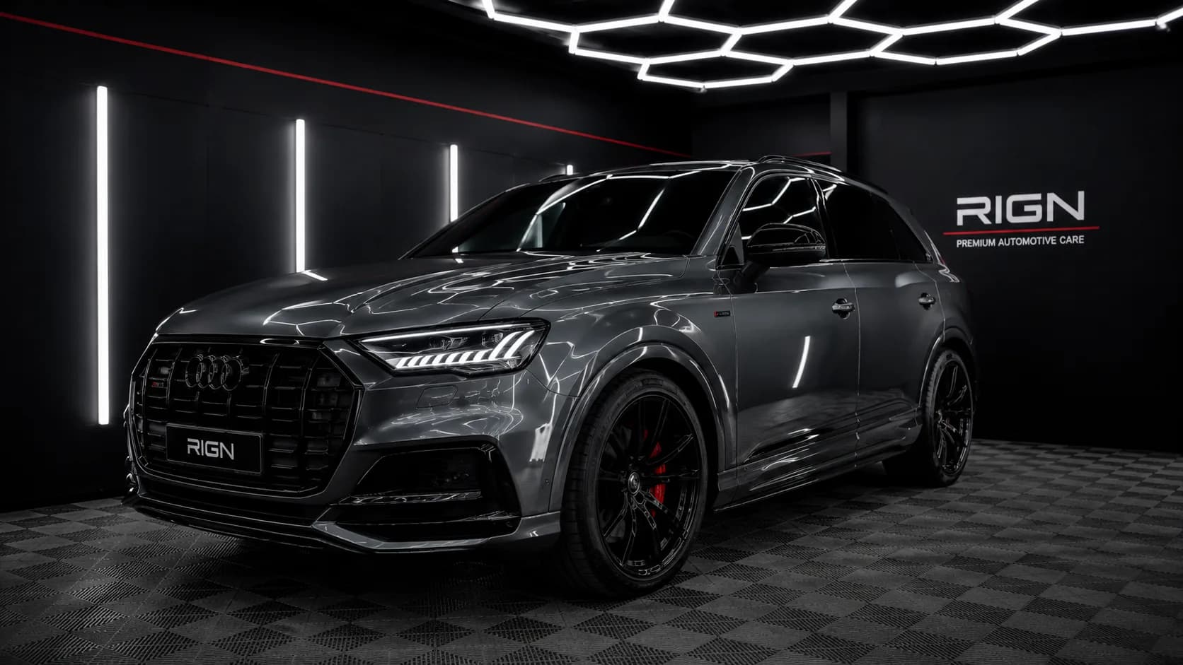 Audi RS Q7 — studio landscape
