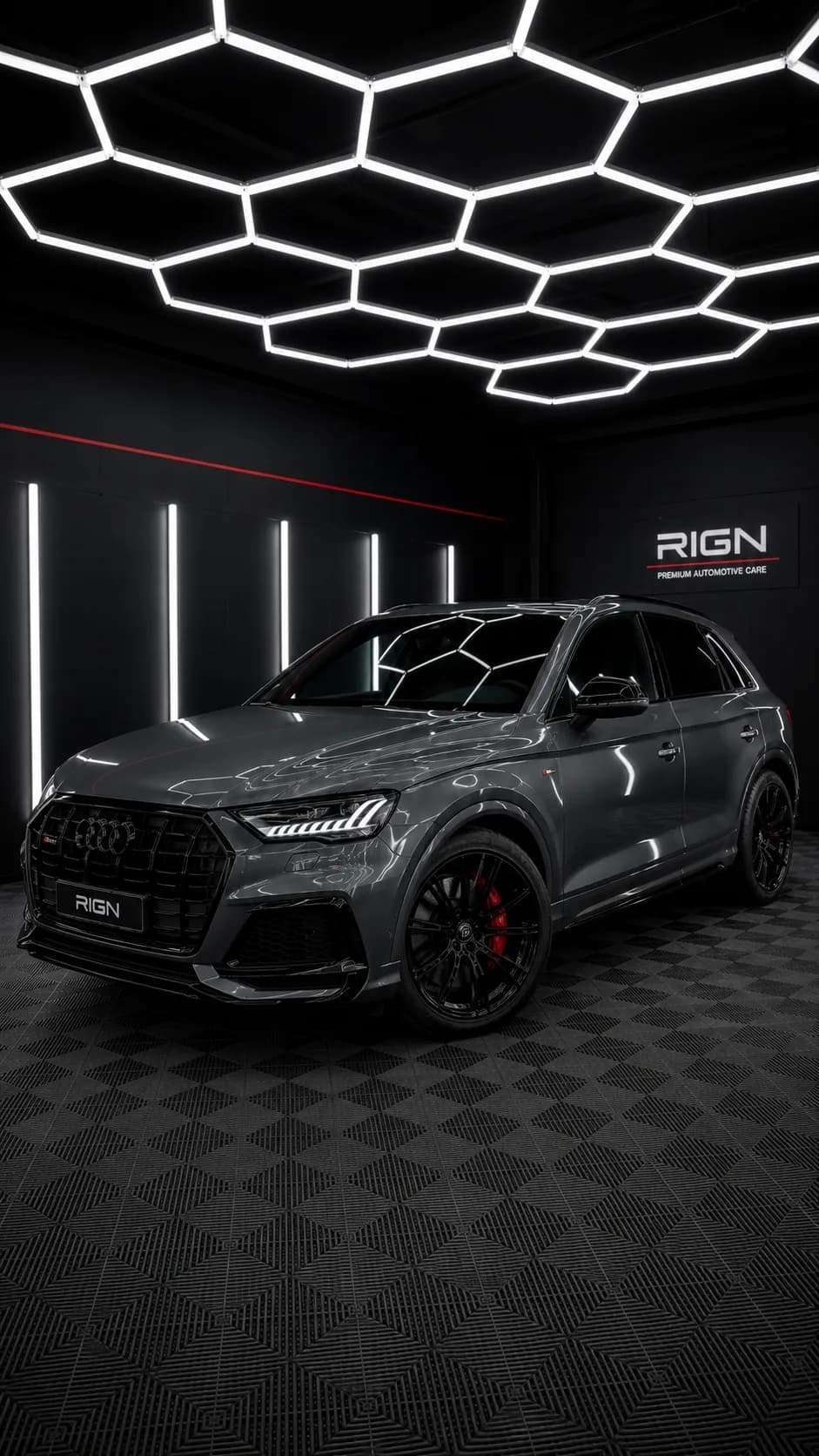 Audi RS Q7 — chrome delete finish